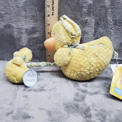 Juguete musical de peluche Carter's Little Star Duckie para mamá y bebé pato animal  Foto 1 de 4