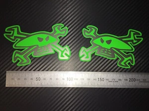 (X2) Pegatinas con logotipo de calavera Guy Martin calcomanías casco coche bicicleta metal gris y verde - Imagen 1 de 10