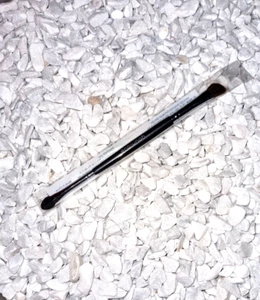 YOUNIQUE Lidschatten Pinsel Applikator Luxe Beauty Care Kosmetika - Bild 1 von 2