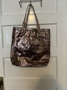 Bolso de Mano Michael Kors Signature Oro Rosa Charol MK - Imagen 1 de 5