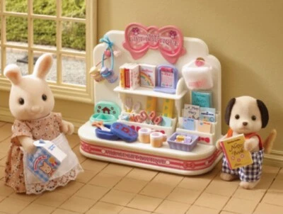 Calico Critters Sylvanian Families - Tienda de regalos Flair Village Boutique - 2 figuras Foto 1 de 4