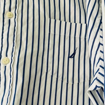Camisa masculina Nautica tamanho XXL branca azul anos 80 listrada de algodão com botões - Imagem 1 de 4