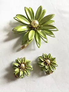 Vtg Large Green Enamel Coro Flower brooch Earrings Set Faux Pearl Gold Tone W1 - Picture 1 of 14