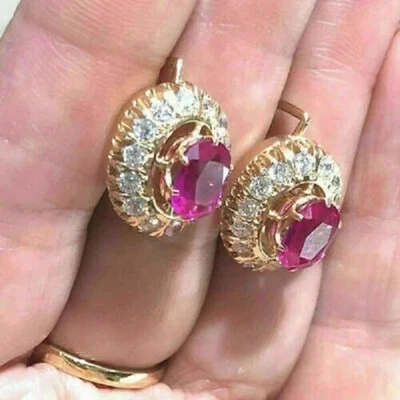 Pendientes colgantes y con halo de rubí rojo ovalado creados en laboratorio de 4 quilates acabado en oro amarillo de 14 quilates Foto 1 de 3
