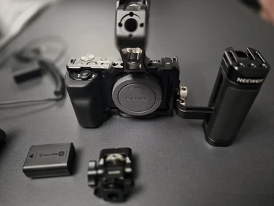 Sony Alpha ZV-E10 24.2MP Mirrorless Camera Huge Bundle Rig mount 2425 Shutter - Image 1 of 4