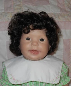 Peluca muñeca WEE 3 DIANNE TALLA 16-17,5 (MÁS GRANDE) MARRÓN OSCURO rizos/flequillo corto ondulado nueva con etiquetas - Imagen 1 de 6