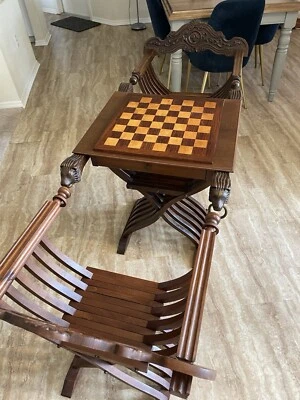 Juego de ajedrez Savonarola/mesa con cajones y sillas a juego Foto 1 de 4