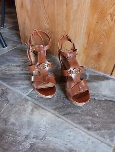 Sandalias de cuña Guess camel para dama con tacón de corcho talla 8 1/2 M - Imagen 1 de 6