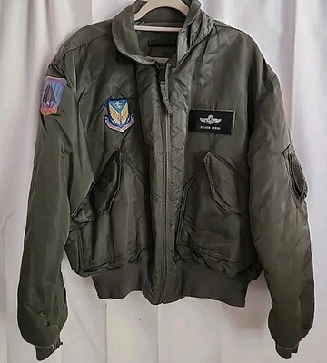 Chaqueta de bombardero Broken Arrow John Travolta Christian Slater Crew recuerdos de película Foto 1 de 4