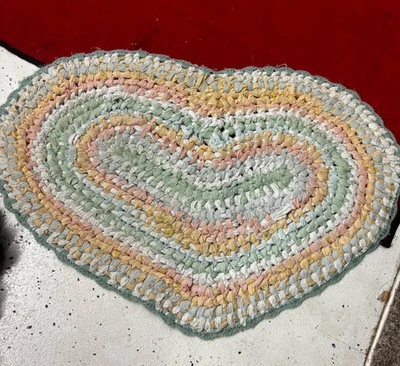 Tapete RAG vintage feito à mão em forma de coração casa de campo PASTÉIS 32" - Imagem 1 de 4