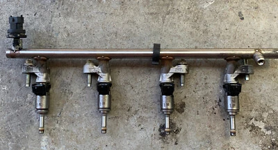 Juego de 20 inyectores de combustible Mazda CX-5 2020 con riel y sensor de presión Foto 1 de 3