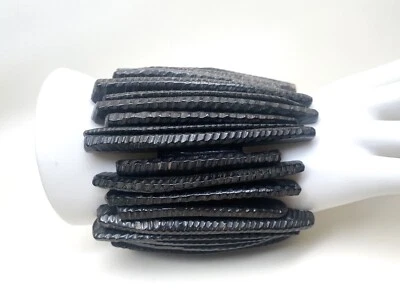 Pulsera gruesa elástica de madera tallada ébano exquisita Monees Gerda Lynggaard Foto 1 de 4