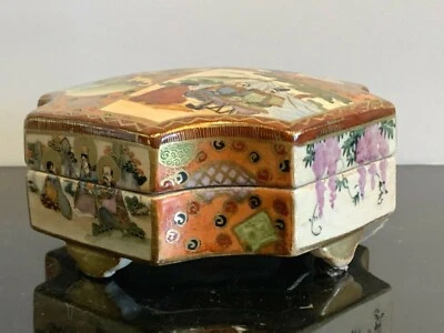 Exquisite Antique Japanese Satsuma Meiji Porcelain Footed Trinket Box - Image 1 of 4