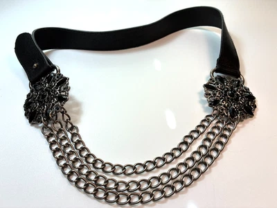 CINTURÓN DE CUERO NEGRO MEDALLÓN CORTINA CADENA PLATA 32" Cintura Pequeña MobWife WHBM y2k Foto 1 de 4