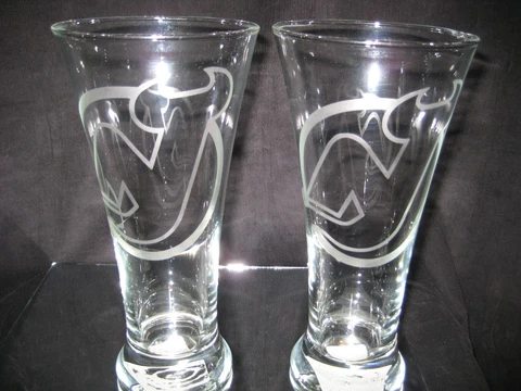 NEW JERSEY DEVILS 2 ETCHED LOGO PILSNER 20 oz GLASSES Cover