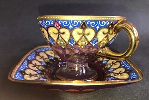 Moser ~ SELTENE QUADRATISCHE TASSE UND UNTERTASSE AUS VERGOLDETEM UND EMAILLIERTEM CRANBERRY AUS DEM 19. JAHRHUNDERT ~ Böhmen - Bild 1 von 8