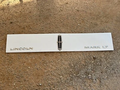Lincoln Mark LT 2006-2008 puerta trasera moldura emblema sombra oscura blanco Foto 1 de 4