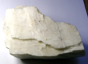 LARGE NATURAL BLOCK of WHITE ARAGONITE 1.6 kgs 12 x 10 x 6 cms - DERBYSHIRE UK - Picture 1 of 10