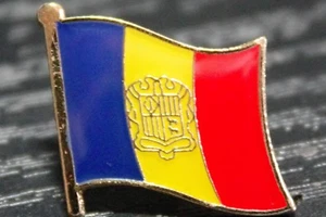 ANDORRA Andorran Country Metal Flag Lapel Pin Badge *NEW* MIX & MATCH BUY 3 GET - Picture 1 of 3
