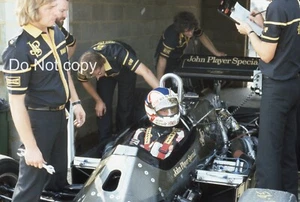 JPS LOTUS 94T NIGEL MANSELL COCKPIT GARAGE 1983 BRITANNICO GP 35MM FOTOGRAFIA DIAPOSITIVA - Foto 1 di 2