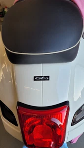 Emblema Vespa GTS adesivo fori viti portapacchi VA-29 - Foto 1 di 3