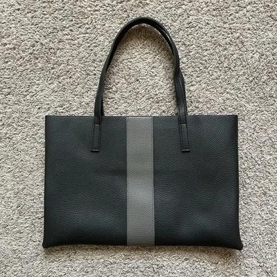 Bolso de Hombro Vince Camuto Cuero Guijarro Negro y Gris Rayas Delgado Foto 1 de 4