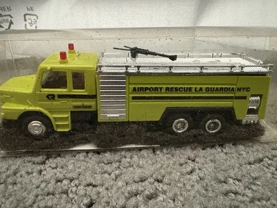 Praline Ho scale 1:87 #3610 Scania Airport Fire Rescue Luxus - Image 1 of 4