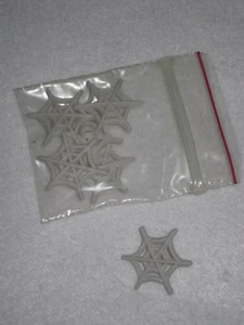 PRIMITIVE 6 HALLOWEEN WHITE SPIDER WEB PLASTIC NOVELTY SHANK BUTTONS 1" - Picture 1 of 1