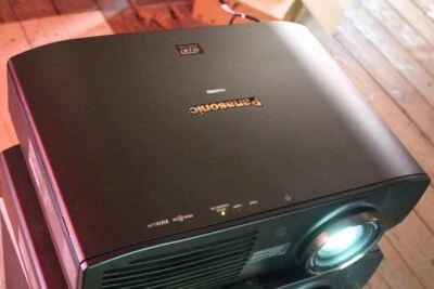 *Panasonic PT-AT6000E(AE8000U)*LCD Home Theater Proiettore 3D 500000:1 L-Shift - Immagine 1 di 4