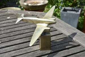 DeHavilland DH88 Comet, Twin Engine Aircraft Metal Model Mounted on a Metal Base - Picture 1 of 16
