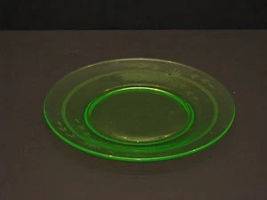 Depression Vaseline Green glass cut etched 8.5 inch plate floral & Leaf uranium - Picture 1 of 3