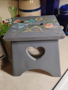 Vintage handgefertigter Holz Fußhocker Tole bemalte Blumen 10 Zoll x 9 Zoll x 9 Zoll - Bild 1 von 8