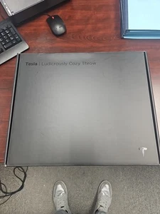Tesla Ludicrously Cozy Throw Blanket | Hyper Rare - Bild 1 von 14