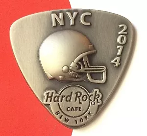 2014 HARD ROCK CAFE NEW YORK 3D SPORT PICK SERIES FOOTBALL GIANTS & JETS LE PIN - Picture 1 of 2