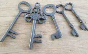 Old vintage rustic old cast iron garden decorative ornamental door hanging keys - Picture 1 of 6