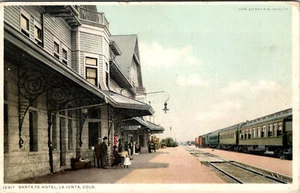LA JUNTA, COLORADO - BUSY SANTA FE HOTEL - TRAIN - 1915 - OLD POSTCARD - Picture 1 of 2