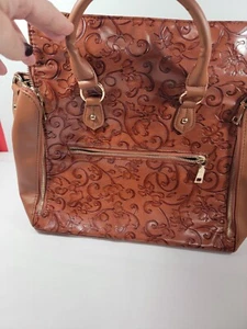 Brenice geprägte schillernde Ledertasche mit Blumenmuster karmel/braun multifunktional - Bild 1 von 18