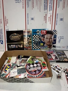 VINTAGE NASCAR RENNPOSTEN TICKETS BÜCHER EPHEMERA RICHARD PETTY AUFKLEBER PINS DVD - Bild 1 von 8
