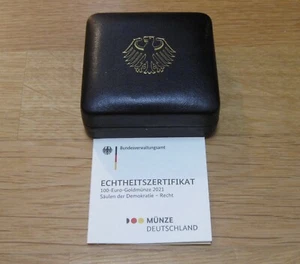 Etui + Echtheitszertifikat für 100 Euro Gold - BRD 2021 - Demokratie - Recht - Bild 1 von 2