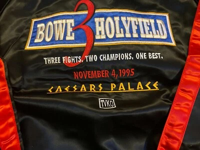 1995 RIDDICK БОУ ПРОТИВ EVANDERHOLYFIELD (НОВЫЙ) ЧЕРНЫЙ ТИСНЕНЫЙ АТЛАСНАЯ КУРТКА XL - Изображение 1 из 2