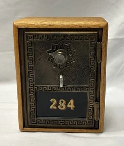 Puerta de caja vintage USPS PO estilo griego con estuche de madera combinación de letras de Estados Unidos 1961 - Imagen 1 de 11