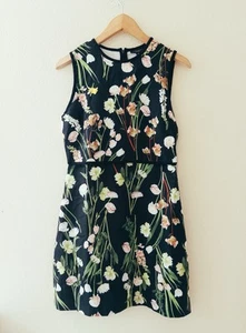 Victoria Beckham Target Small schwarzes geblümtes Etuikleid Girlhood - Bild 1 von 5