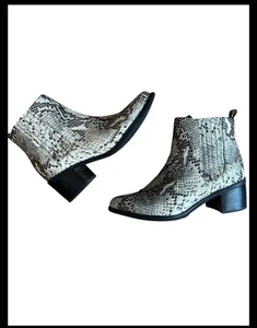 Blondo Elvina wasserdichte Schlangen-Stiefeletten spitz zulaufend Blockabsatz Größe 8,5 - Bild 1 von 4