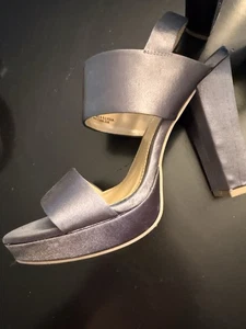 Report Plateau Sandalen in wunderschönem blauem satinähnlichem Stoff - Bild 1 von 4