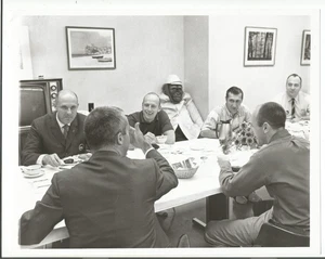 Foto NASA 8 x 10": lanzamiento 14/11/69 69-H-1830 Apolo 12 tripulación se relaja con Irving - Imagen 1 de 2