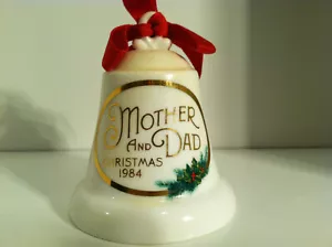 4 Punze Weihnachten 3-1/2" Poreclain Glocken verschiedene Designs (J898) - Bild 1 von 5