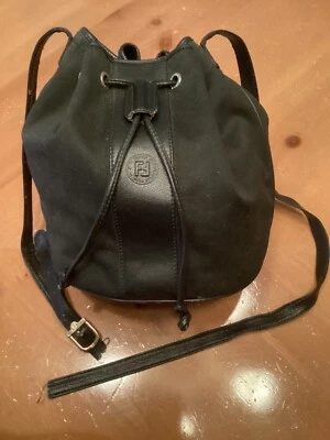 BOLSA BALDE VINTAGE FENDI PRETA DE LONA E COURO COM CORDÃO COM ALÇA QUEBRADA - Imagem 1 de 4