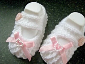 CUTE PAIR HAND KNITTED BABY SHOES in WHITE with PINK BOW size NEW BORN (2) - Picture 1 of 2