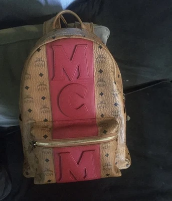 Mochila MCM de cuero beige y rojo con herrajes dorados excelente estado Foto 1 de 2