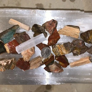 VERSTEINERTES HOLZ GROB, GELADEN 500 KARAT SET + EIN GRATIS SELENIT LADESTICK - Bild 1 von 4